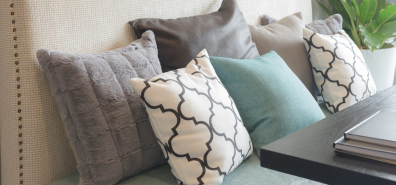 How to arrange hotsell throw pillows on couch